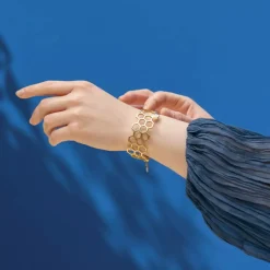 Sztywna, geometryczna bransoletka w połysku z kolekcji Apis