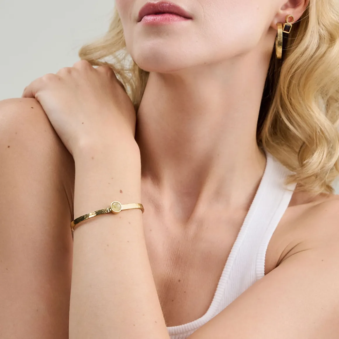 Sztywna, pozłacana bransoletka z dwoma bursztynami z kolekcji Baltica