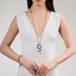 Sztywna, srebrna bransoletka z wężem z kolekcji Kembali