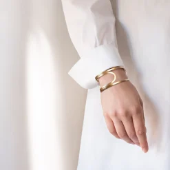 Sztywna, złota bransoletka z kolekcji Machiny