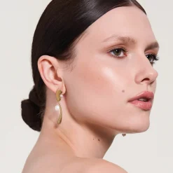 Wiszące asymetryczne kolczyki z perłami z kolekcji Parer