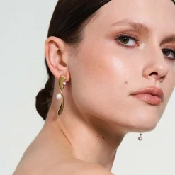 Wiszące asymetryczne kolczyki z perłami z kolekcji Parer