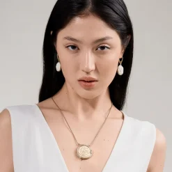 Wiszące kolczyki na biglach z kwiatem lotosu z kolekcji Kembali