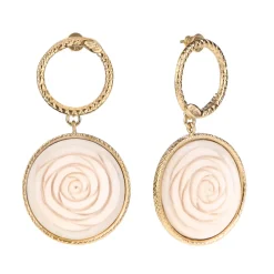 Wiszące kolczyki z rzeźbionymi różami z kolekcji Kembali