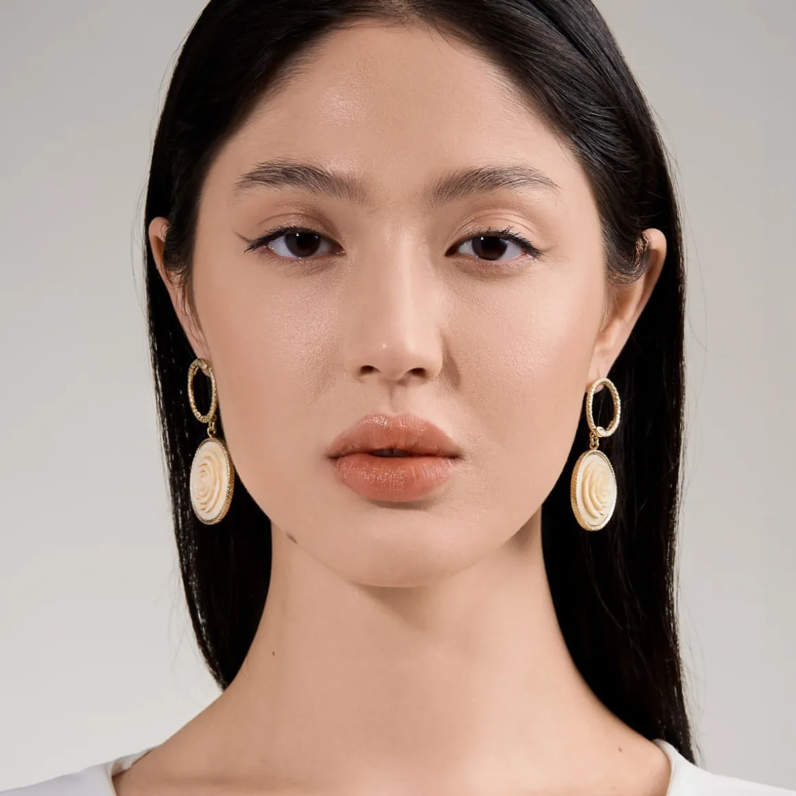 Wiszące kolczyki z rzeźbionymi różami z kolekcji Kembali