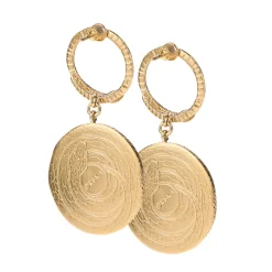 Wiszące kolczyki z rzeźbionymi różami z kolekcji Kembali