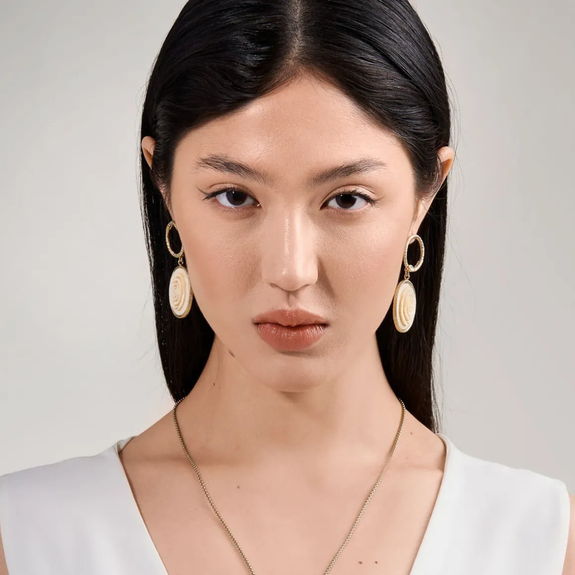 Wiszące kolczyki z rzeźbionymi różami z kolekcji Kembali