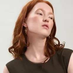 Wiszące kolczyki z zielonymi perłami z kolekcji Bery