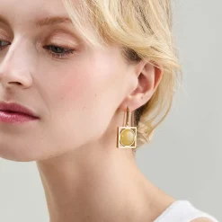 Wiszące, pozłacane kolczyki z bursztynem z kolekcji Baltica