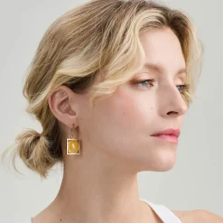 Wiszące, pozłacane kolczyki z bursztynem z kolekcji Baltica