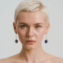 Wiszące, pozłacane kolczyki z lapis lazuli z kolekcji Orini