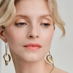 Wiszące, złote kolczyki z jemiołą z kolekcji Bery