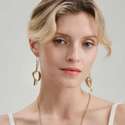 Wiszące, złote kolczyki z jemiołą z kolekcji Bery