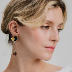 Złote, asymetryczne kolczyki z bursztynem z kolekcji Baltica