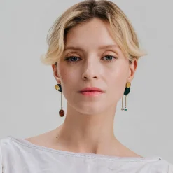 Złote, asymetryczne kolczyki z bursztynem z kolekcji Baltica