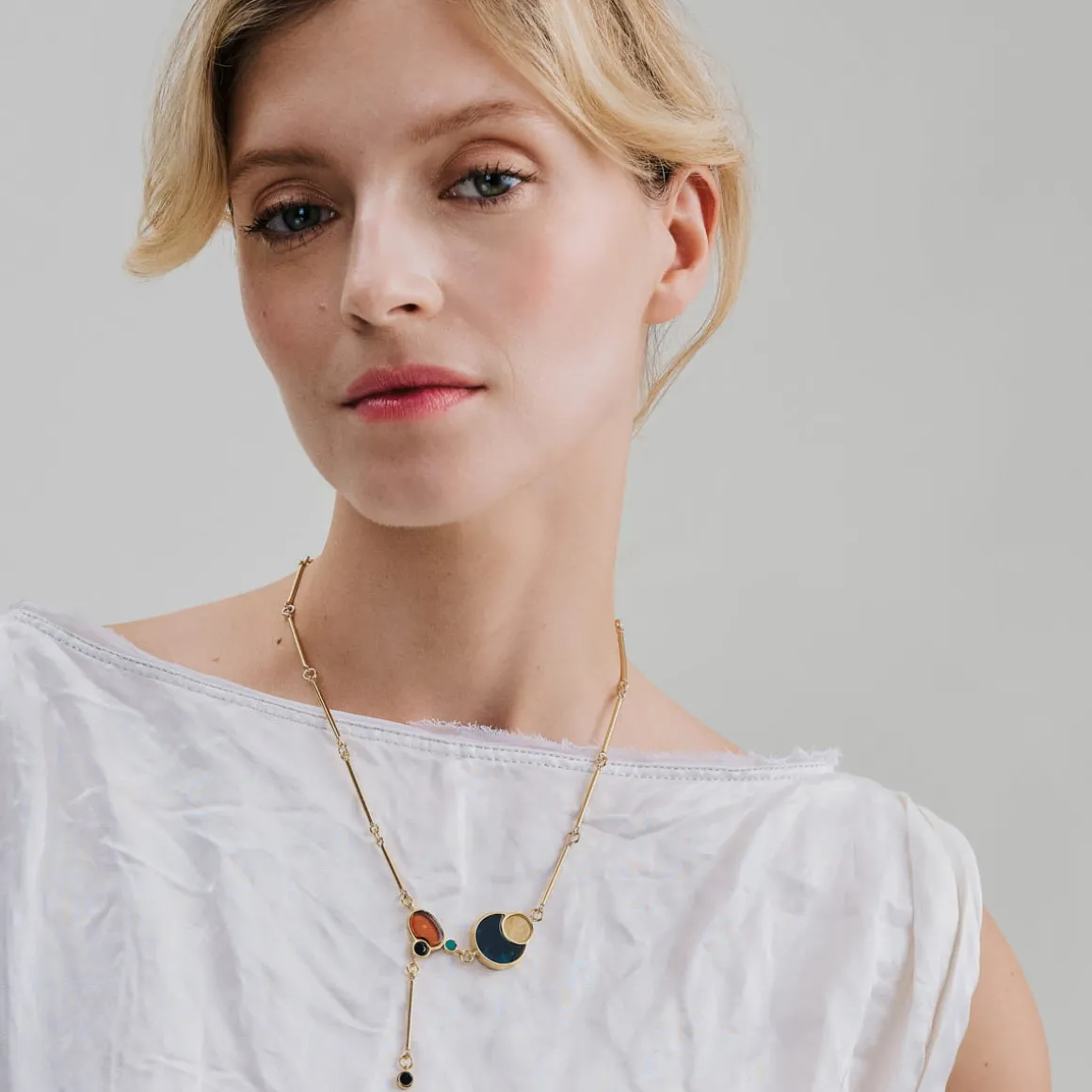 Złoty naszyjnik z bursztynem i kolorowymi kamieniami z kolekcji Baltica