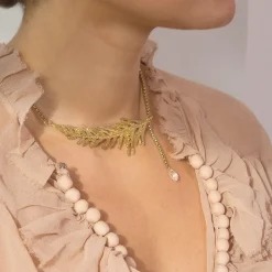 Złoty naszyjnik z gałązką i kryształem z kolekcji Thuja