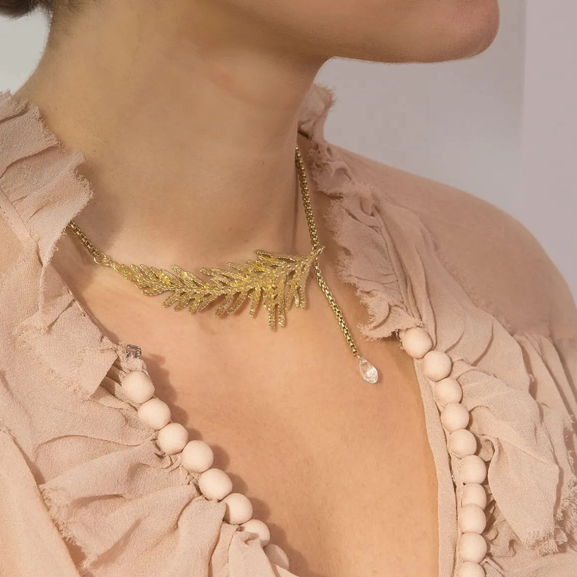 Złoty naszyjnik z gałązką i kryształem z kolekcji Thuja