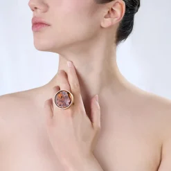 Złoty pierścionek z koniakowym bursztynem z kolekcji Baltica