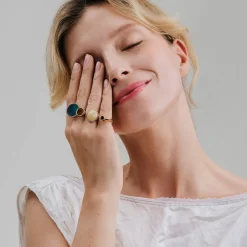 Złoty pierścionek/kastet z bursztynem zakładany na trzy palce z kolekcji Baltica