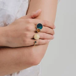 Złoty pierścionek/kastet z bursztynem zakładany na trzy palce z kolekcji Baltica