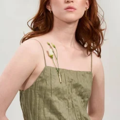 Złoty pin do butonierki