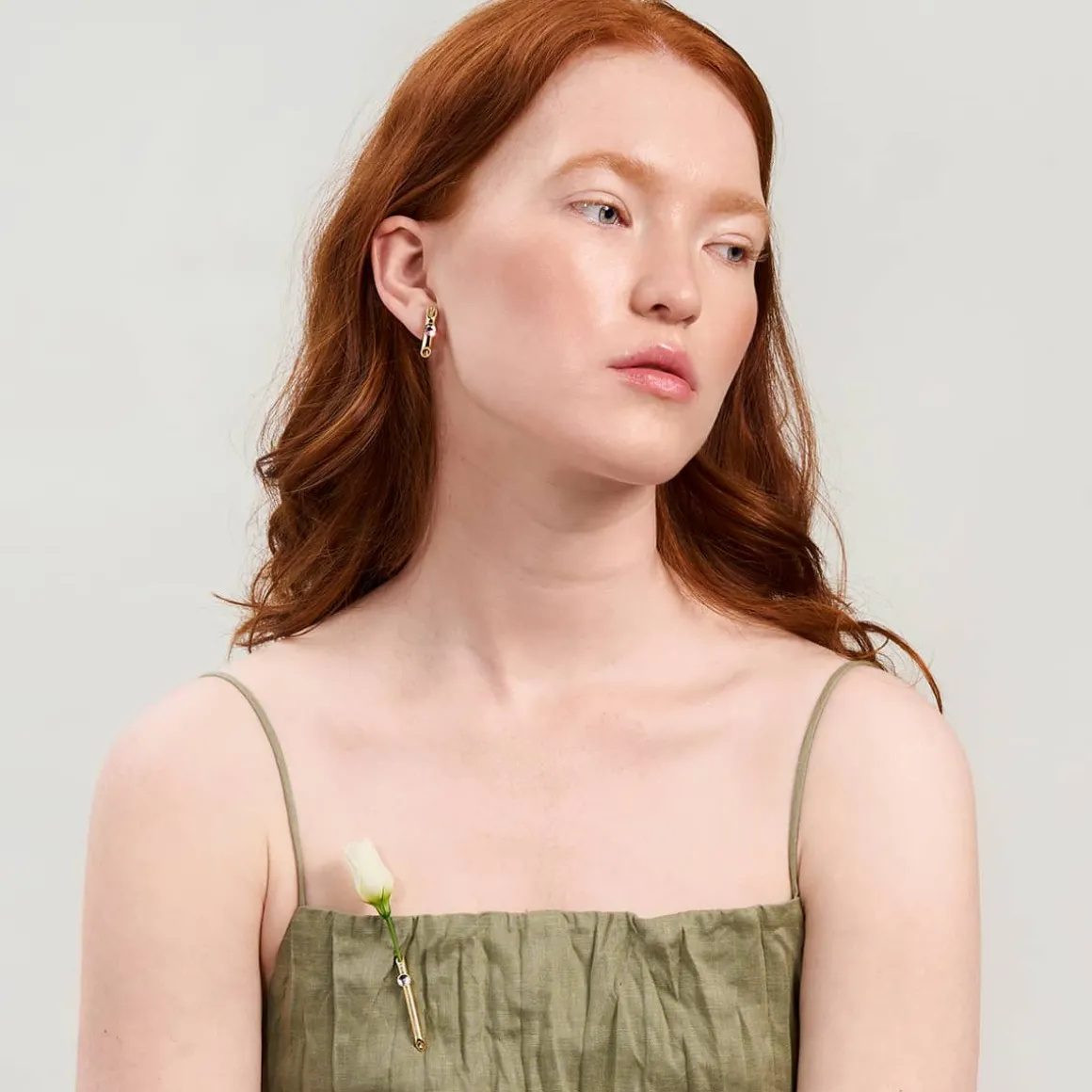 Złoty pin do butonierki